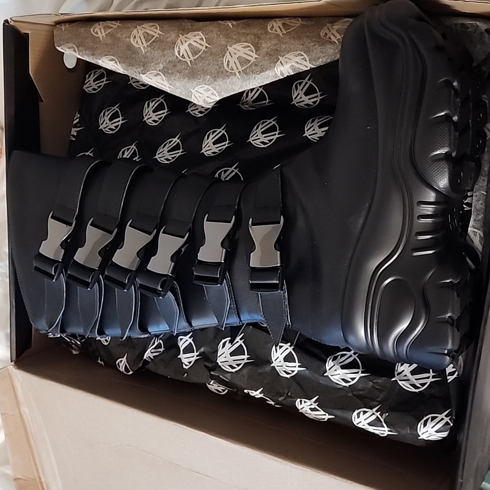 Fan all flames size 9 buckle boots trinity new